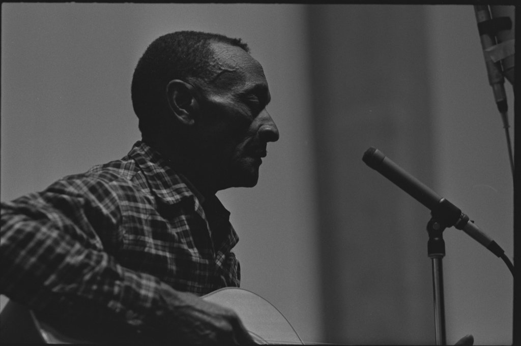 Mance Lipscomb and Buell Kazee performing at the University of Chicago - Flerlage, Raeburn, 1915-2002