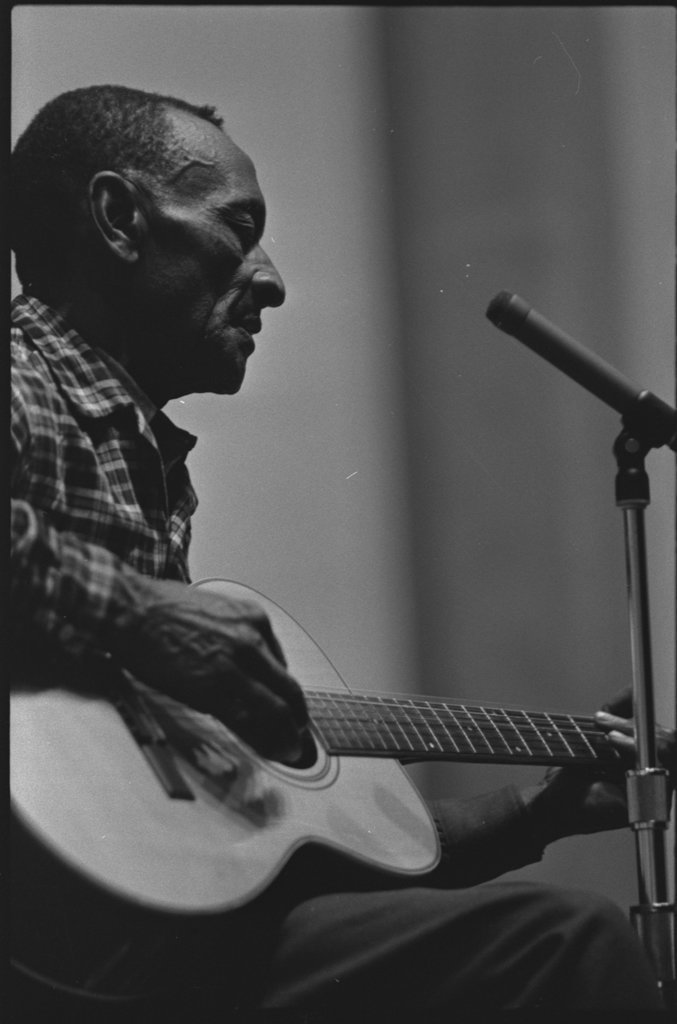 Mance Lipscomb and Buell Kazee performing at the University of Chicago - Flerlage, Raeburn, 1915-2002