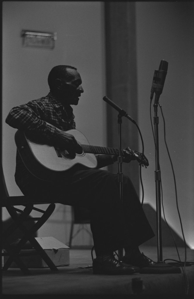 Mance Lipscomb and Buell Kazee performing at the University of Chicago - Flerlage, Raeburn, 1915-2002