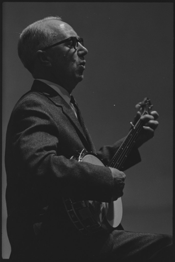 Mance Lipscomb and Buell Kazee performing at the University of Chicago - Flerlage, Raeburn, 1915-2002