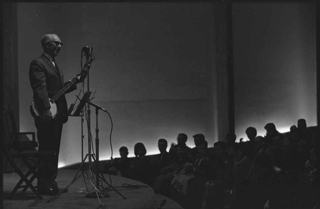 Mance Lipscomb and Buell Kazee performing at the University of Chicago - Flerlage, Raeburn, 1915-2002