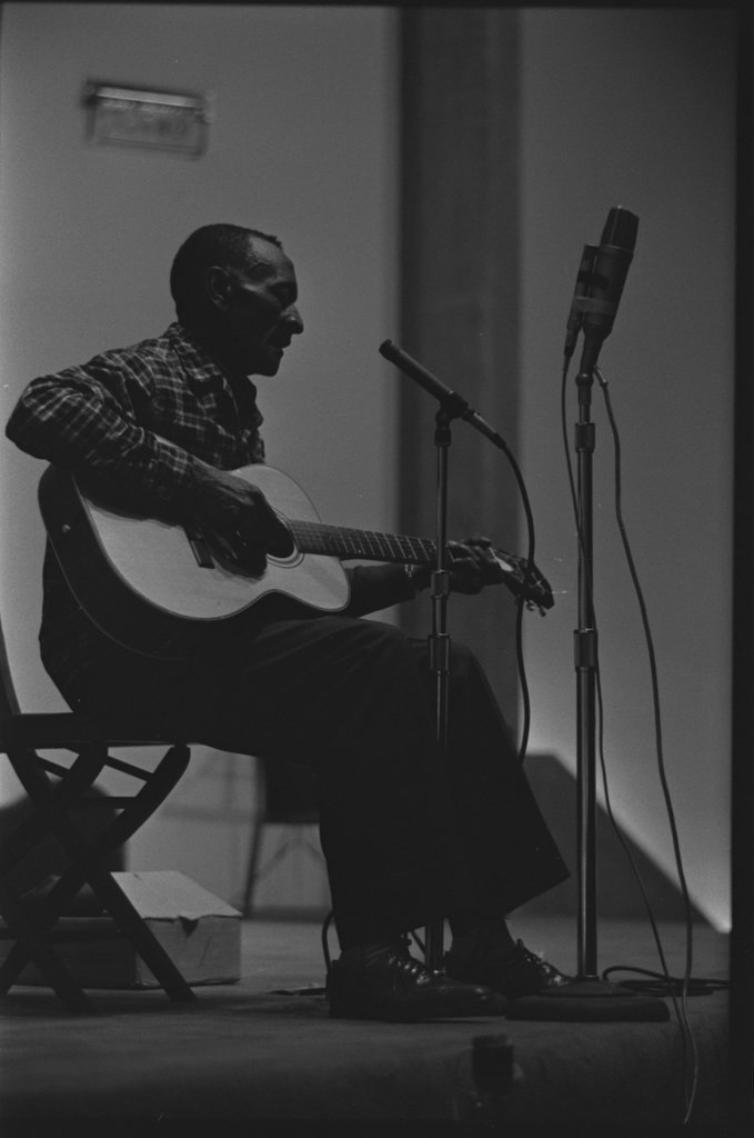 Mance Lipscomb and Buell Kazee performing at the University of Chicago - Flerlage, Raeburn, 1915-2002