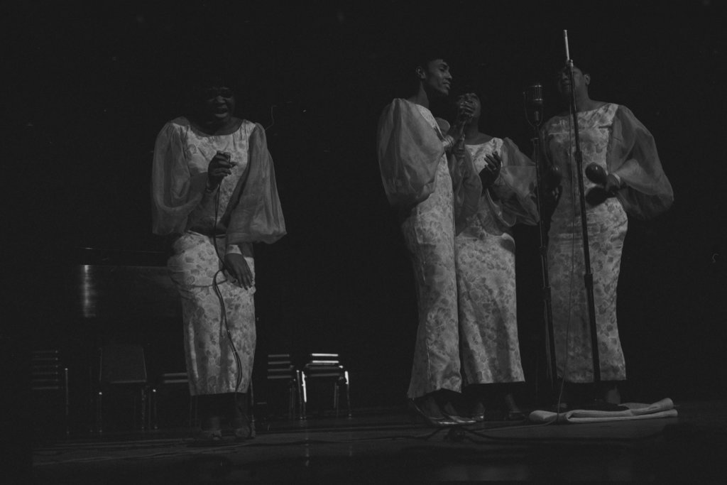 Meditation Singers and Muddy Waters performing during the 6th Annual University of Chicago Folk Festival - Flerlage, Raeburn, 1915-2002
