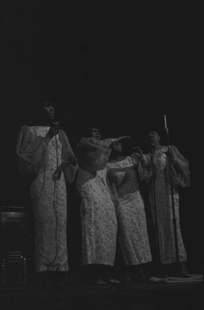 Meditation Singers and Muddy Waters performing during the 6th Annual University of Chicago Folk Festival - Flerlage, Raeburn, 1915-2002
