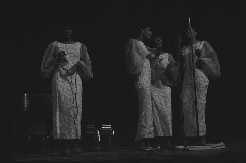 Meditation Singers and Muddy Waters performing during the 6th Annual University of Chicago Folk Festival - Flerlage, Raeburn, 1915-2002