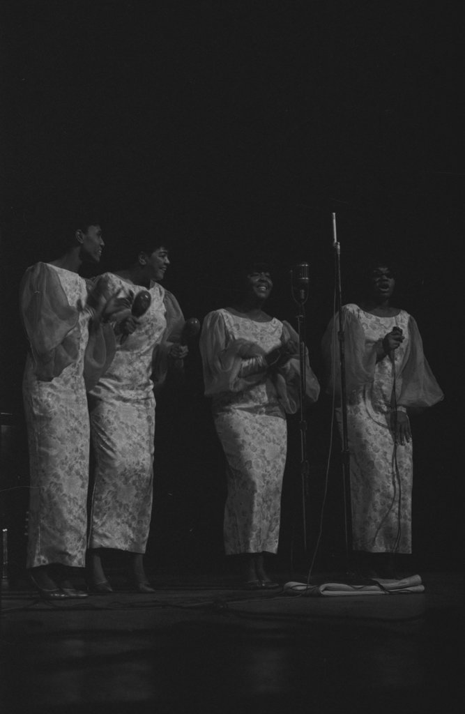 Meditation Singers and Muddy Waters performing during the 6th Annual University of Chicago Folk Festival - Flerlage, Raeburn, 1915-2002