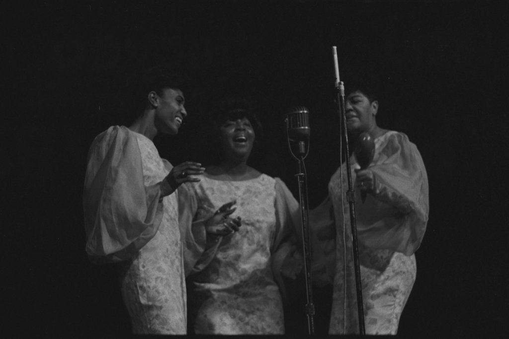 Performers during the 6th Annual University of Chicago Folk Festival - Flerlage, Raeburn, 1915-2002