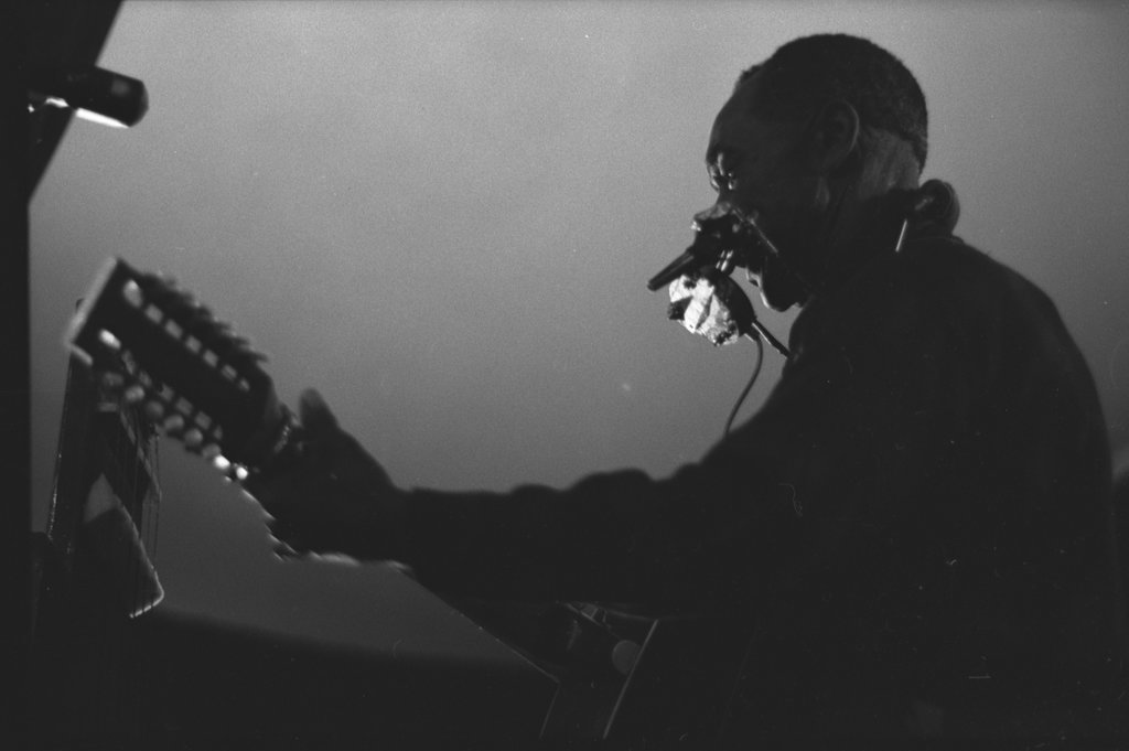 Jesse Fuller playing guitar and harmonica - Flerlage, Raeburn, 1915-2002