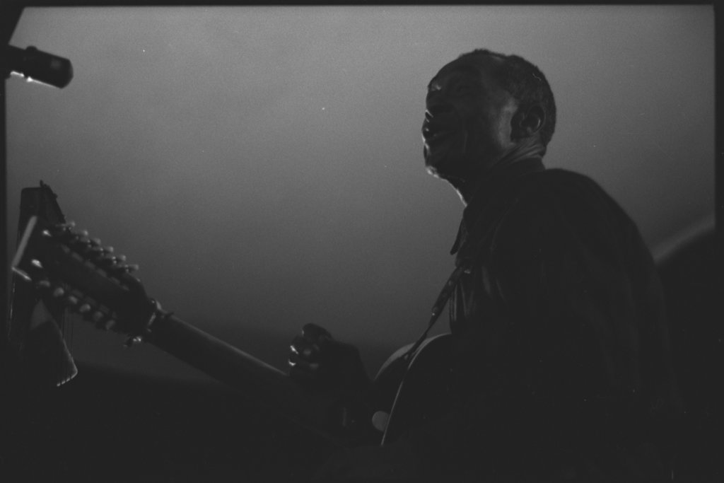 Jesse Fuller playing guitar and harmonica - Flerlage, Raeburn, 1915-2002