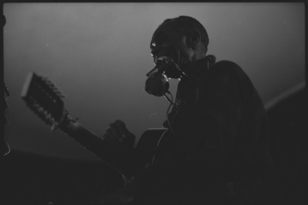 Jesse Fuller playing guitar and harmonica - Flerlage, Raeburn, 1915-2002