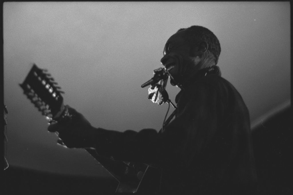 Jesse Fuller playing guitar and harmonica - Flerlage, Raeburn, 1915-2002