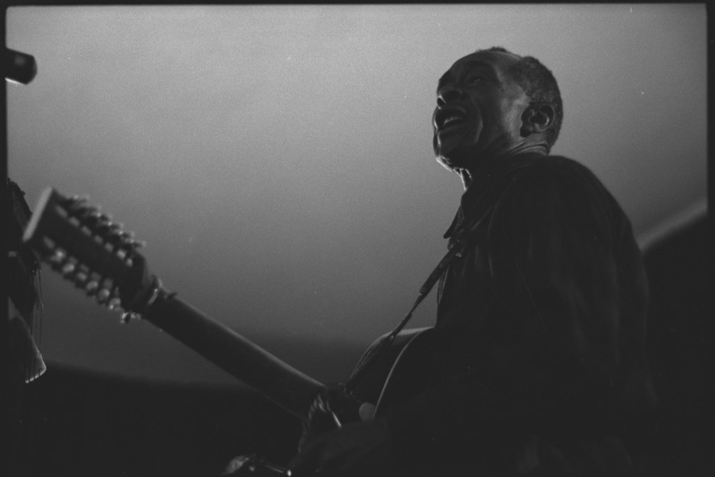 Jesse Fuller playing guitar and harmonica - Flerlage, Raeburn, 1915-2002