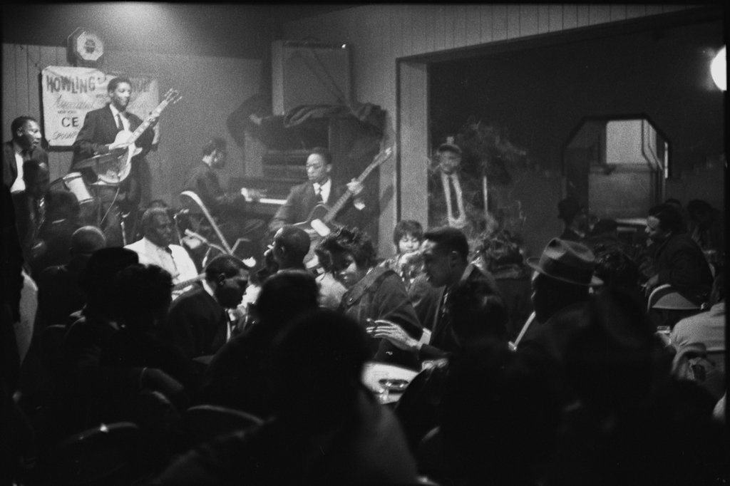Howlin' Wolf at Silvio's - Flerlage, Raeburn, 1915-2002