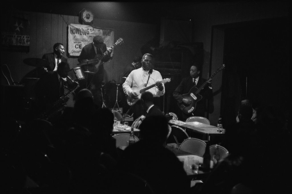 Howlin' Wolf at Silvio's - Flerlage, Raeburn, 1915-2002