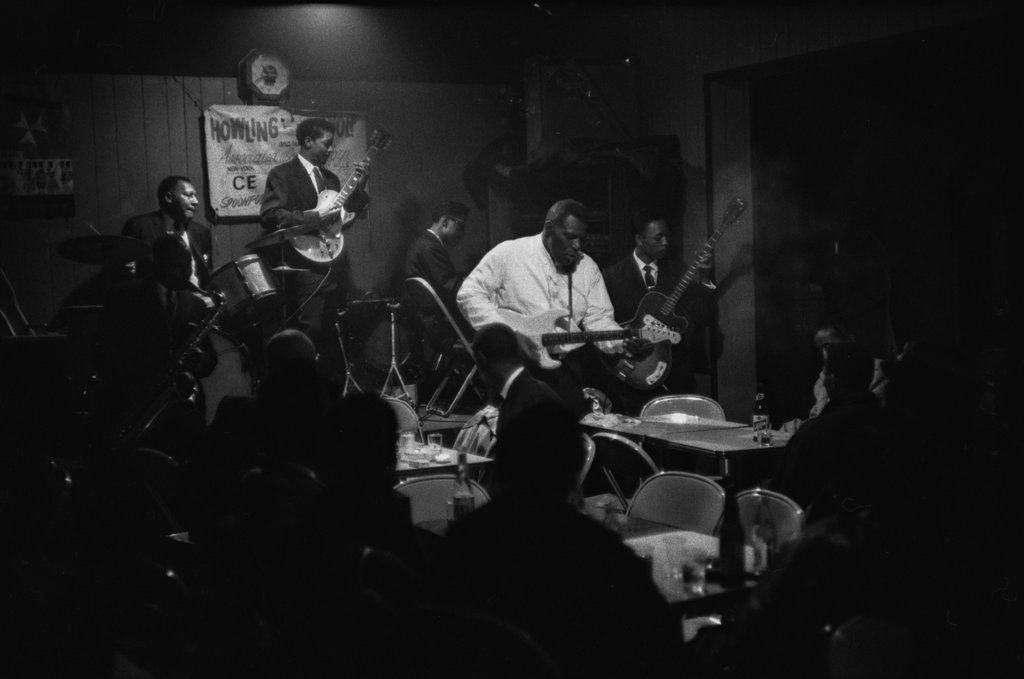 Howlin' Wolf at Silvio's - Flerlage, Raeburn, 1915-2002