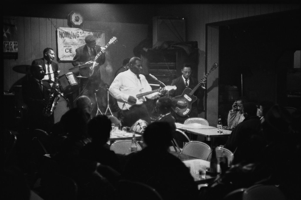 Howlin' Wolf at Silvio's - Flerlage, Raeburn, 1915-2002