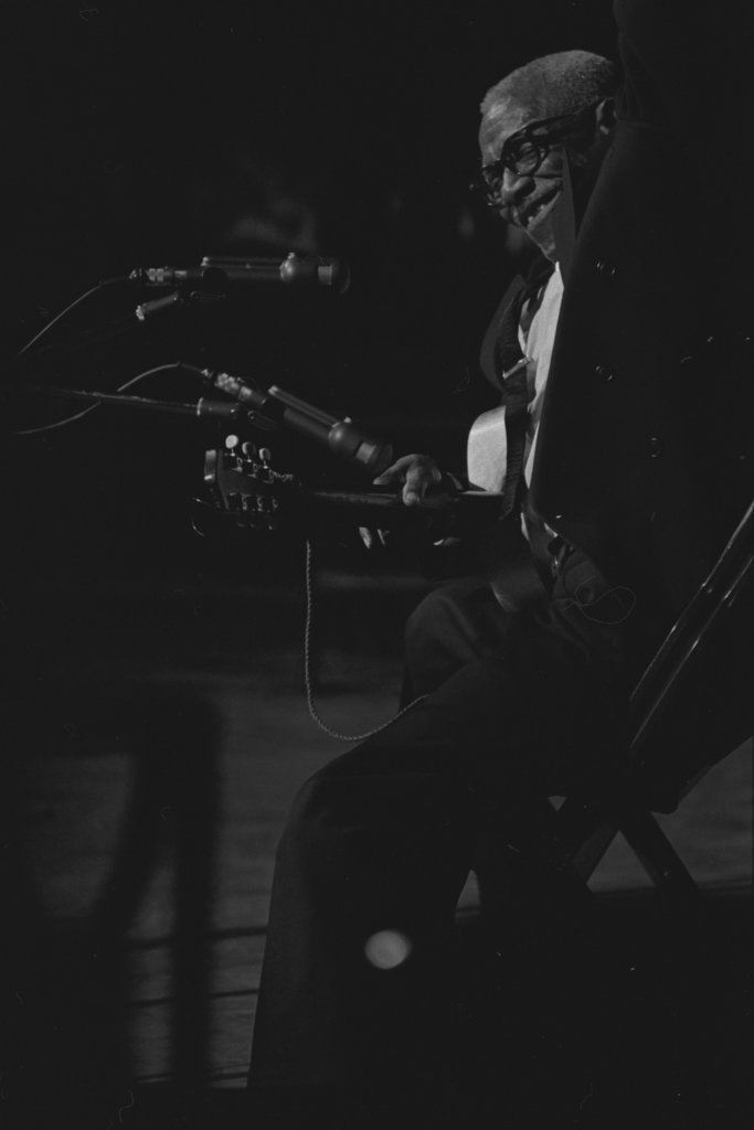 Furry Lewis performing at the Fourth Annual University of Chicago Folk Festival - Flerlage, Raeburn, 1915-2002