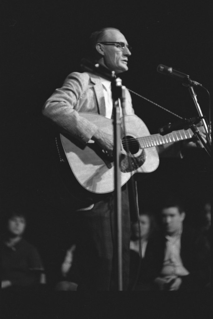 Roscoe Holcomb performing at the Fourth Annual University of Chicago Folk Festival - Flerlage, Raeburn, 1915-2002