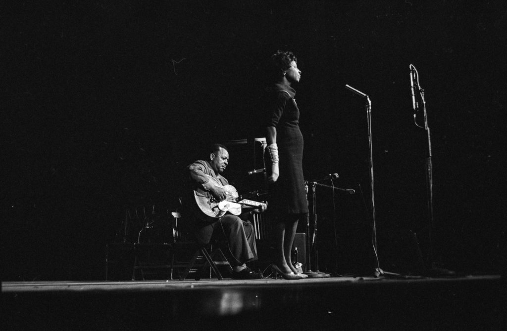 Mary Ross performing with Big Joe Williams at the Fourth Annual University of Chicago Jazz Festival - Flerlage, Raeburn, 1915-2002