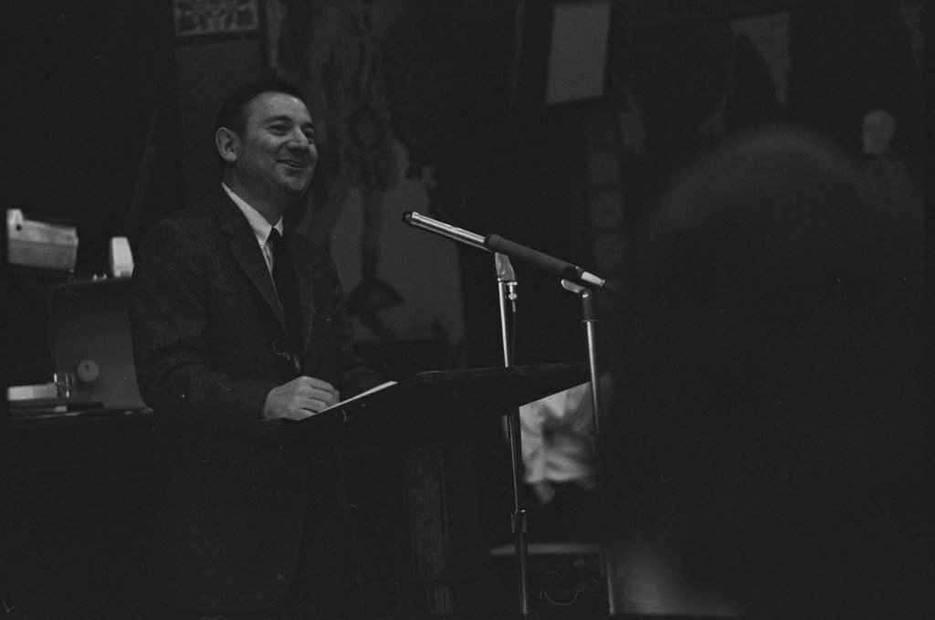 Archie Green lecturing at the Fourth Annual University of Chicago Folk Festival - Flerlage, Raeburn, 1915-2002
