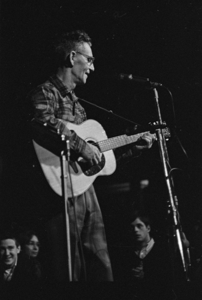 Larry Older at the Fourth Annual University of Chicago Folk Festival - Flerlage, Raeburn, 1915-2002