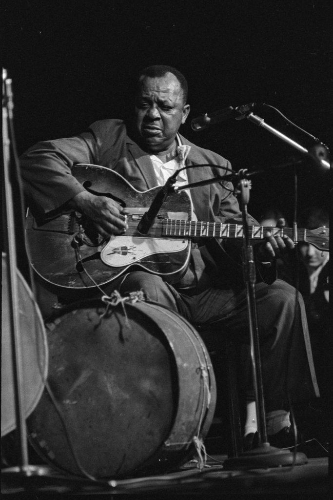 Big Joe Williams at the University of Chicago Folk Festival - Flerlage, Raeburn, 1915-2002