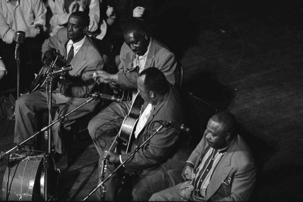 Big Joe Williams and The Tennessee Jug Busters - Flerlage, Raeburn, 1915-2002