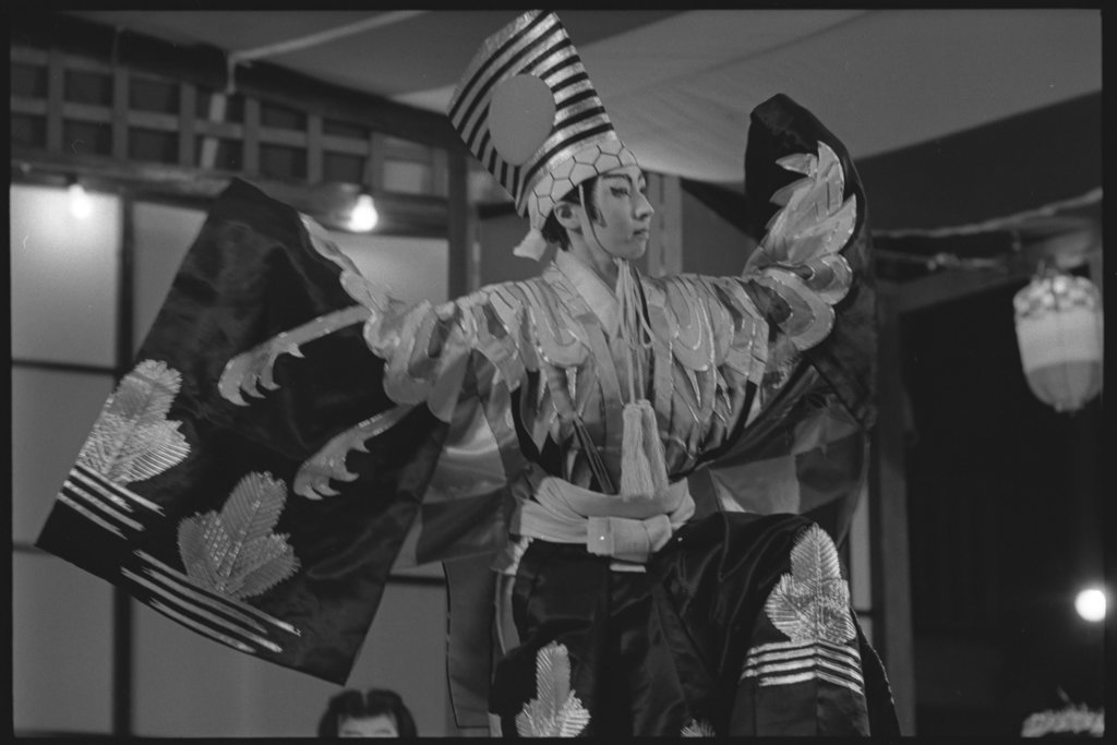 Performance of people wearing traditional Japanese costume - Flerlage, Raeburn, 1915-2002