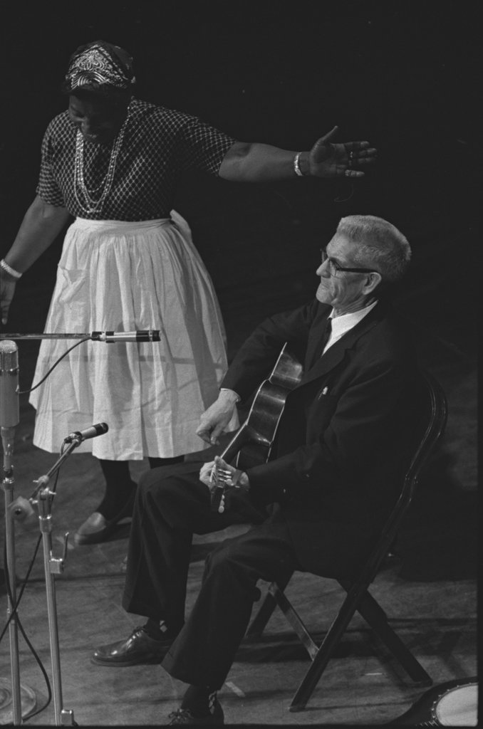 Bessie Jones and Hobart Smith - Flerlage, Raeburn, 1915-2002