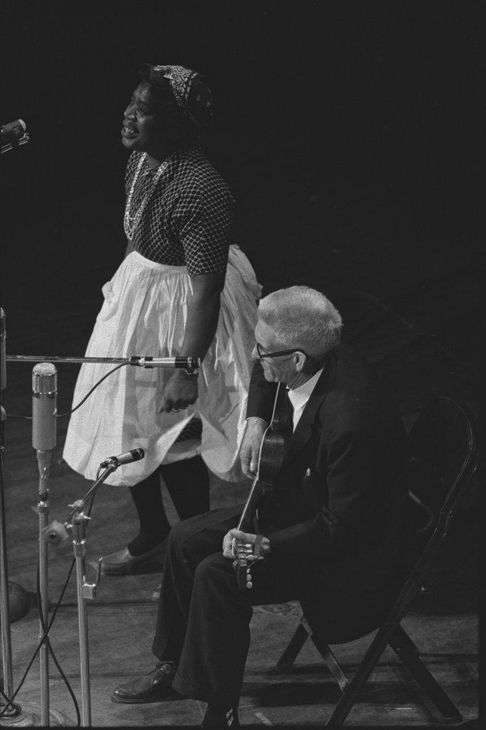 Bessie Jones and Hobart Smith - Flerlage, Raeburn, 1915-2002