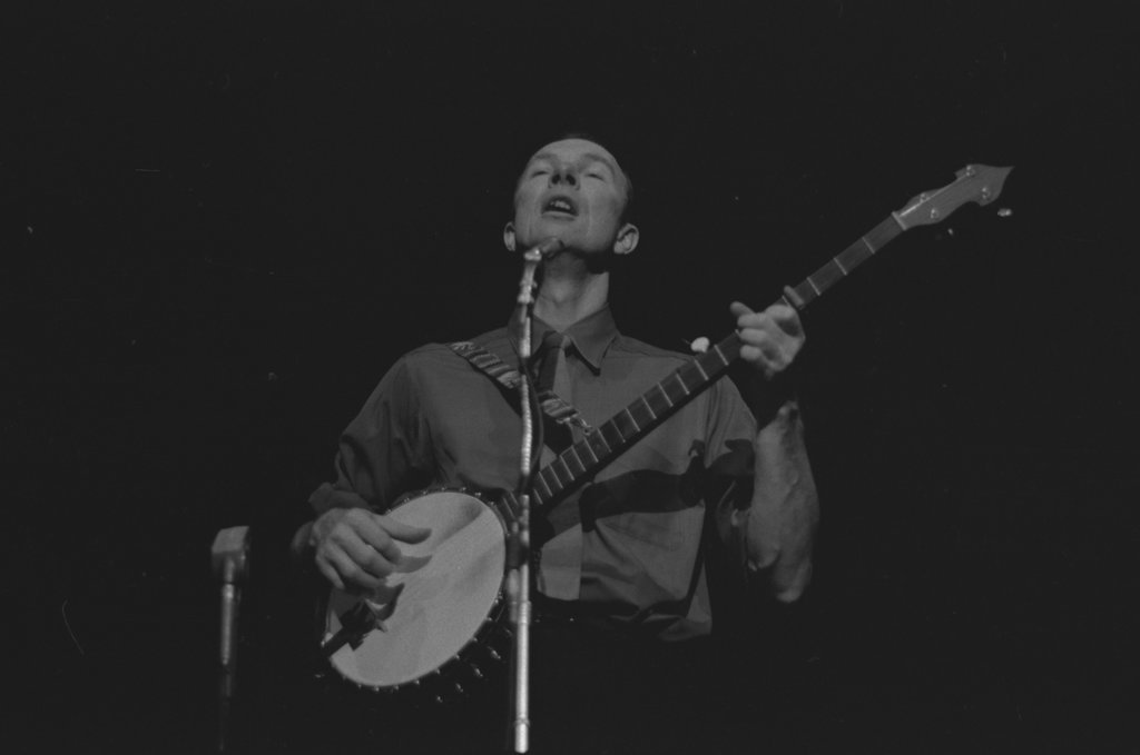 Pete Seeger performing at Orchestra Hall - Flerlage, Raeburn, 1915-2002