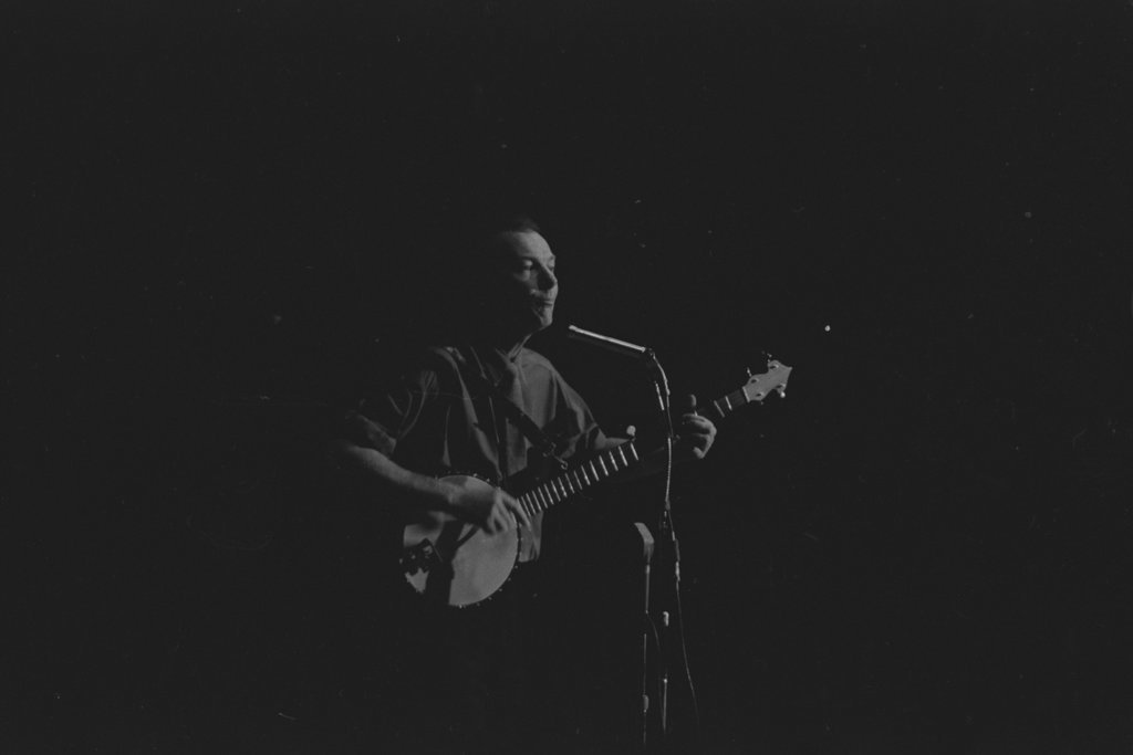 Pete Seeger performing at Orchestra Hall - Flerlage, Raeburn, 1915-2002