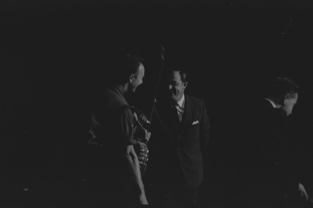 Pete Seeger performing at Orchestra Hall - Flerlage, Raeburn, 1915-2002