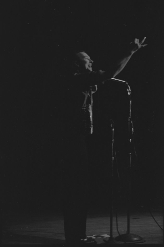 Pete Seeger performing at Orchestra Hall - Flerlage, Raeburn, 1915-2002