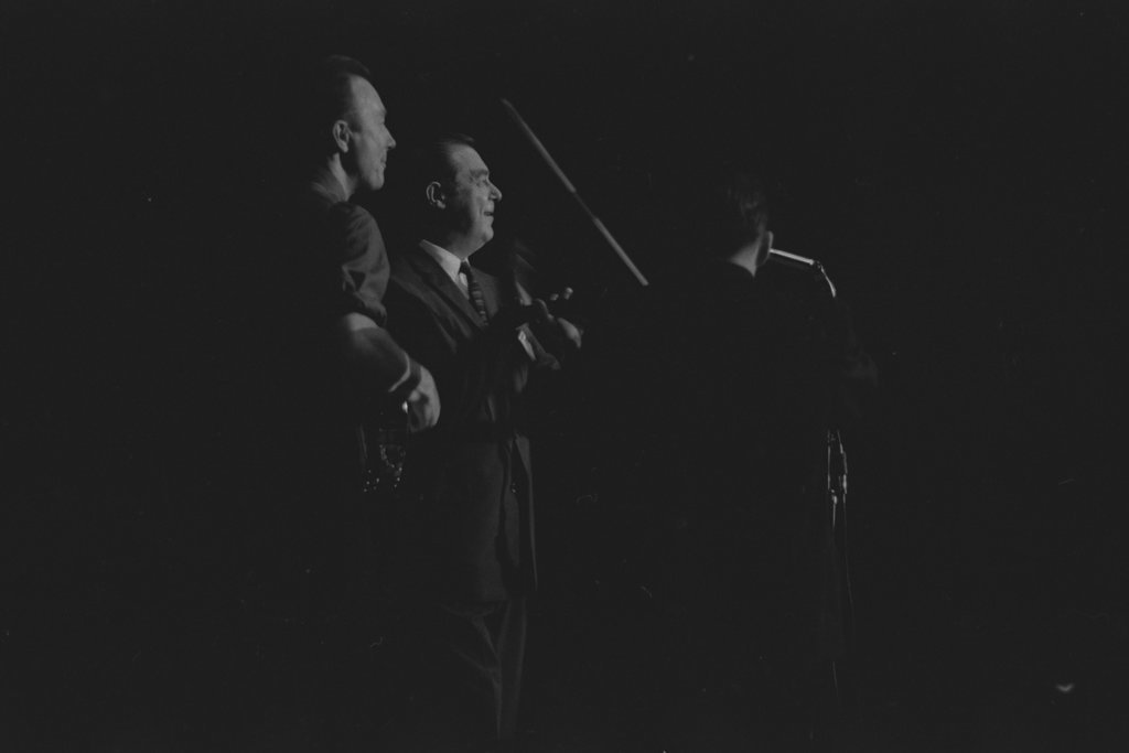 Pete Seeger performing at Orchestra Hall - Flerlage, Raeburn, 1915-2002