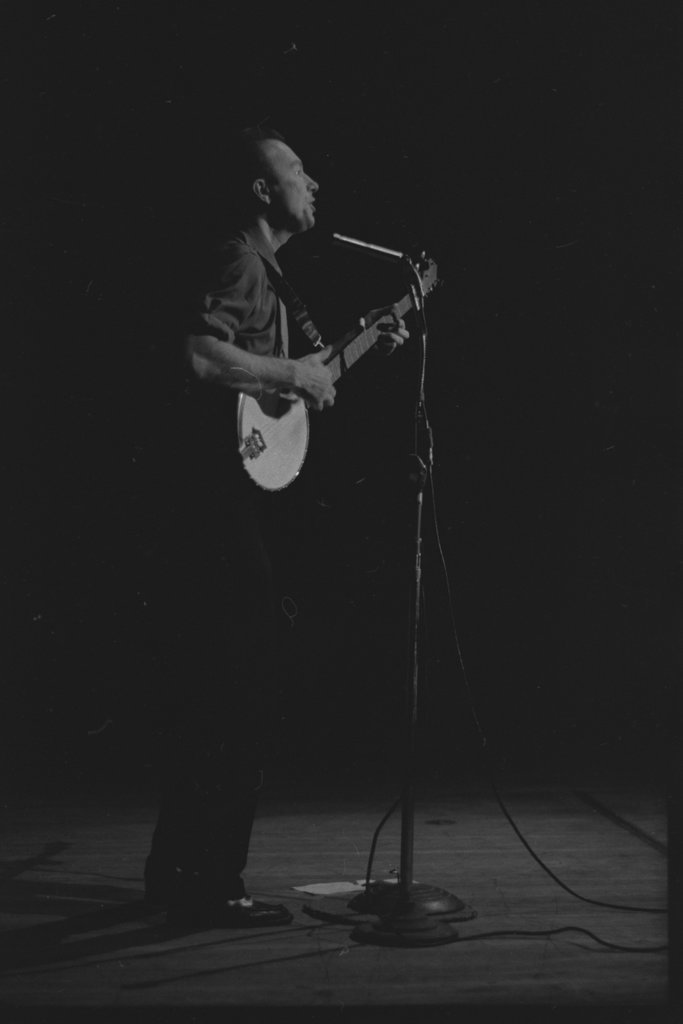 Pete Seeger performing at Orchestra Hall - Flerlage, Raeburn, 1915-2002