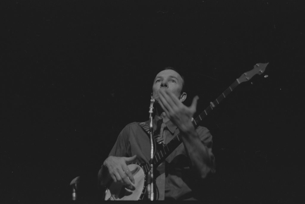 Pete Seeger performing at Orchestra Hall - Flerlage, Raeburn, 1915-2002