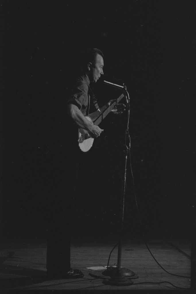 Pete Seeger performing at Orchestra Hall - Flerlage, Raeburn, 1915-2002