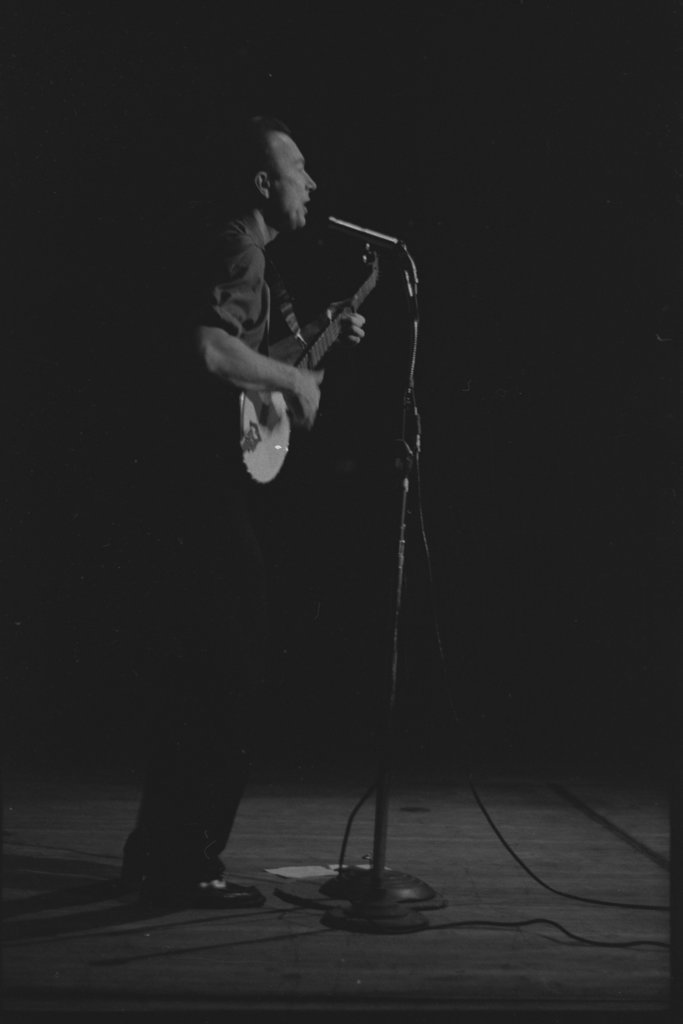 Pete Seeger performing at Orchestra Hall - Flerlage, Raeburn, 1915-2002