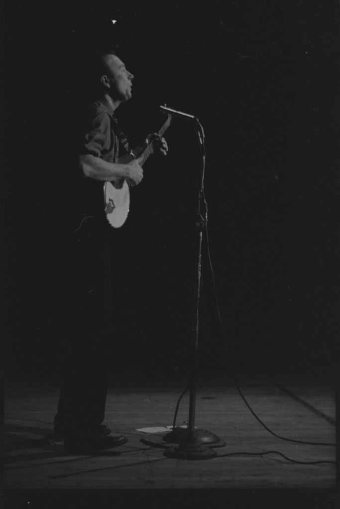 Pete Seeger performing at Orchestra Hall - Flerlage, Raeburn, 1915-2002