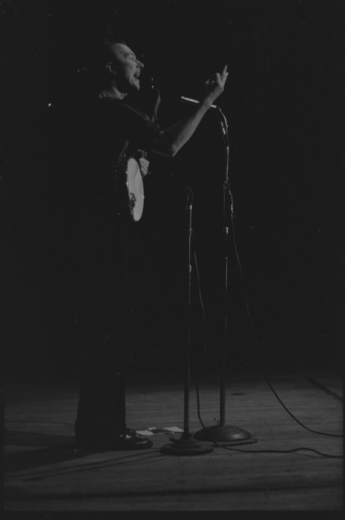 Pete Seeger performing at Orchestra Hall - Flerlage, Raeburn, 1915-2002