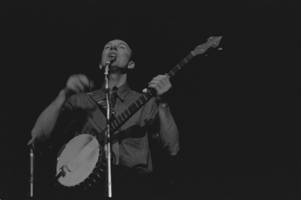 Pete Seeger performing at Orchestra Hall - Flerlage, Raeburn, 1915-2002