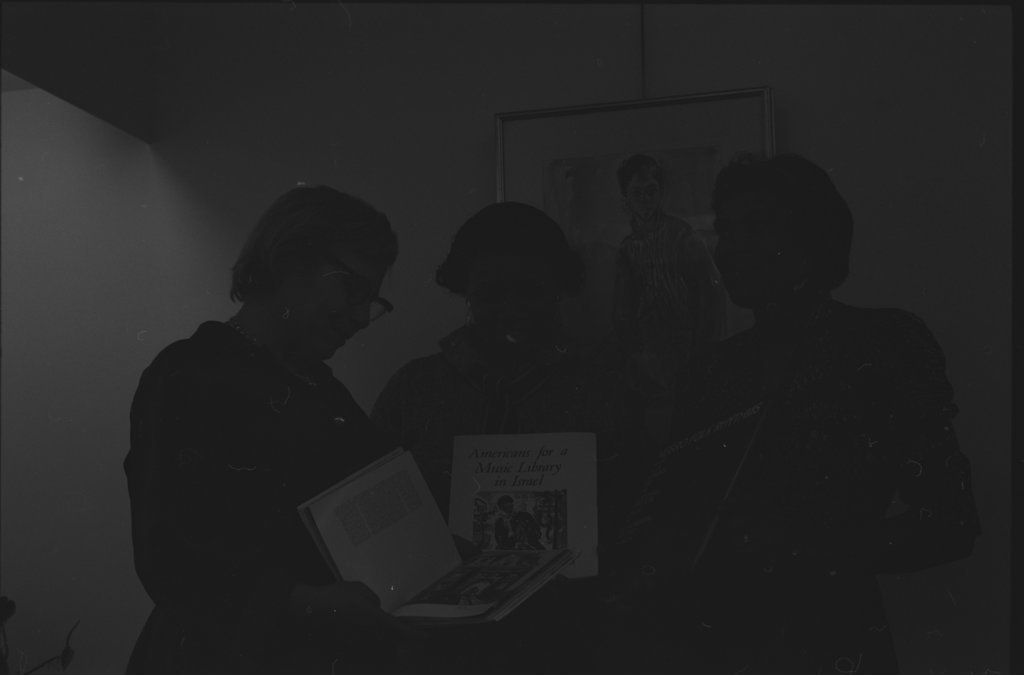 Ella Jenkins at an art gallery displaying African art - Flerlage, Raeburn, 1915-2002