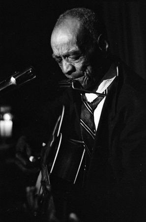 Daddy Stovepipe at the University of Chicago Folk Festival - Flerlage, Raeburn, 1915-2002