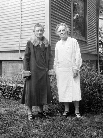 Snapshots of monuments, buildings, landscapes, people, and Native American artwork in and around Chicago (Ill.), circa 1900-1930 - Winslow, Charles S.