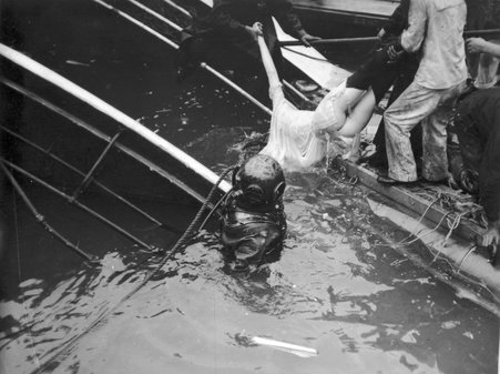 Rescuers pulling a body from the Chicago River during the Eastland disaster - Fujita, Jun, 1888-1963