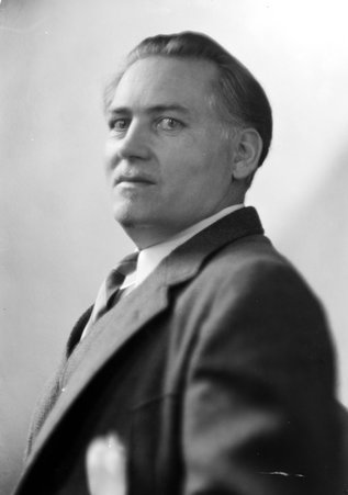 Portrait of a man - Trowbridge, Raymond W., 1886-1936