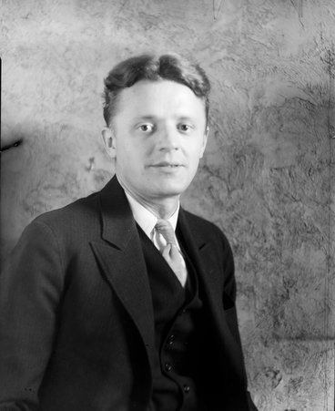 Portrait of a man - Trowbridge, Raymond W., 1886-1936