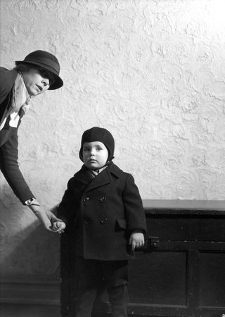 Hansen's baby with a woman - Trowbridge, Raymond W., 1886-1936