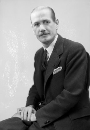 Portrait of a man - Trowbridge, Raymond W., 1886-1936